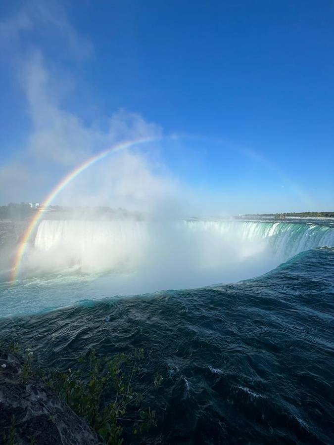 arco íris sobre as niágara falls, no canadá