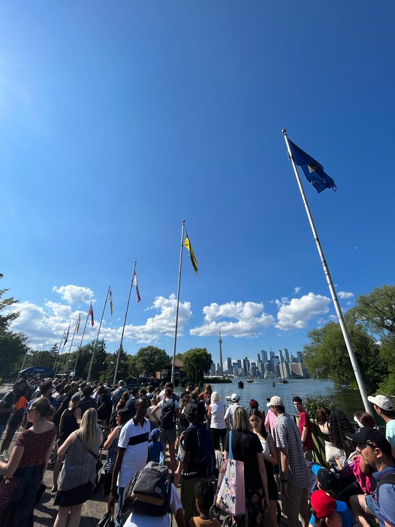 fila para retornar a Toronto depois de visitar as ilhas de toronto