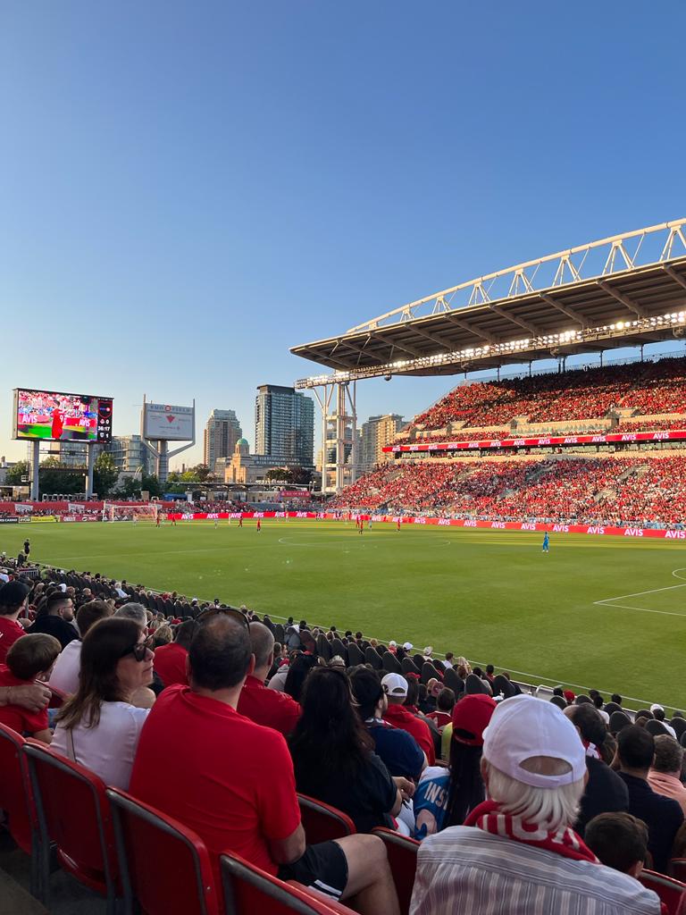 torcedores na arquibancada do BMO Field na partida do Toronto FC