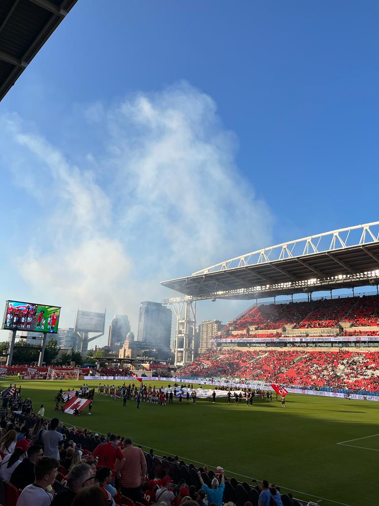 foguetório do toronto fc na entrada nos times em campo