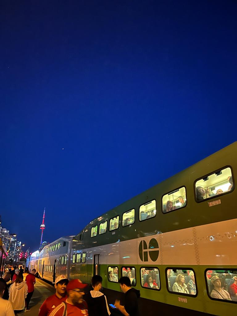 trem para na estacao em frente ao BMO Field, o estádio doToronto