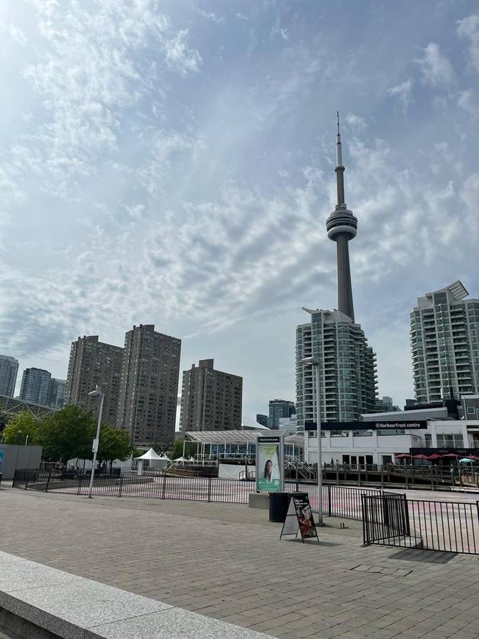 vista de longe para a torre de toronto