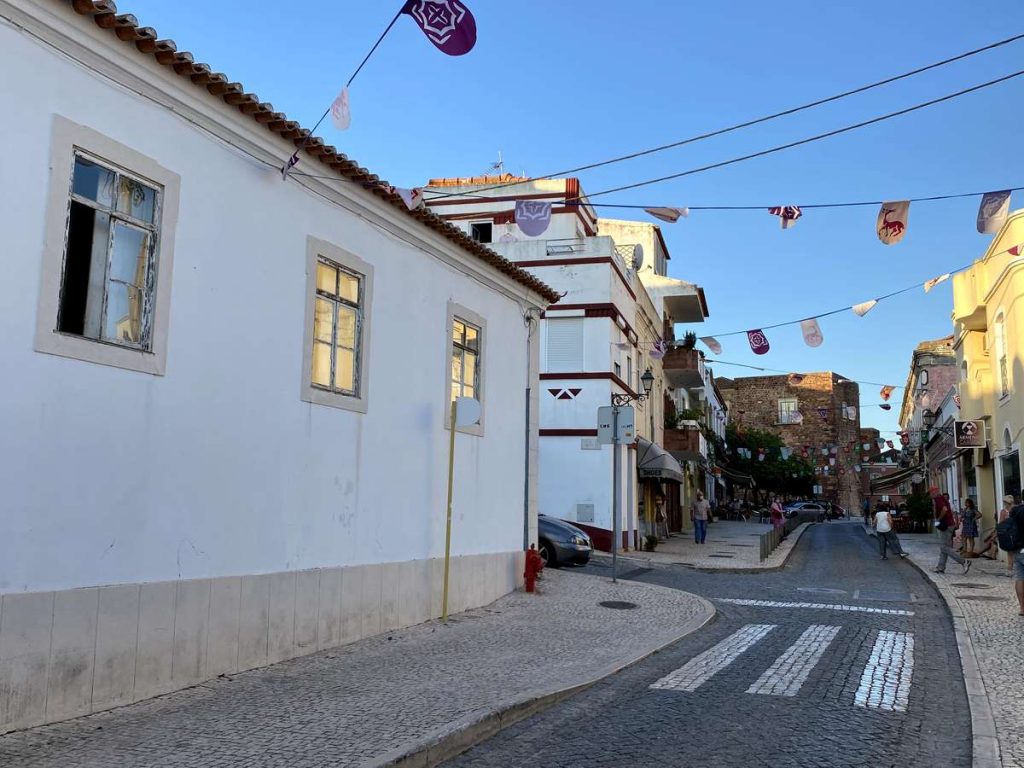 ruas de silves com bandeira por ocasiao das festividades que relembram o período muculmano