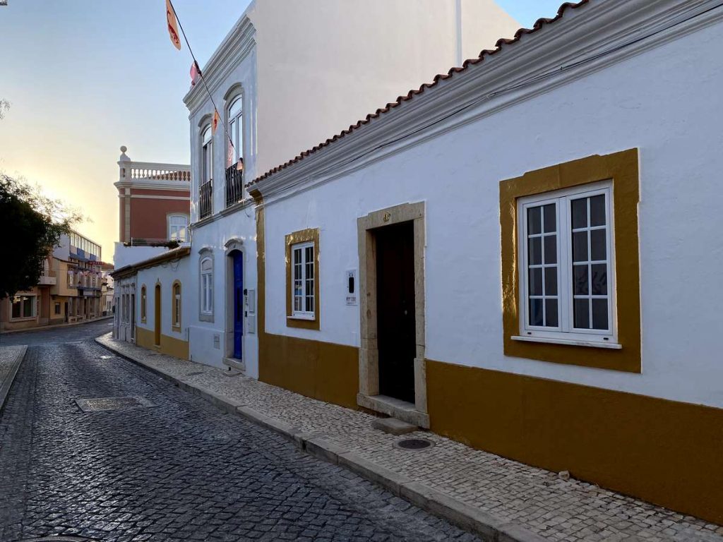 ruas ladrilhadas em Silves, portugal