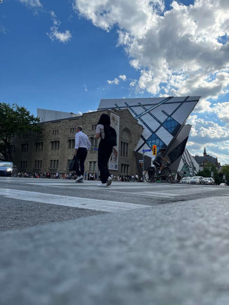 fachada do rom - museu real de ontario