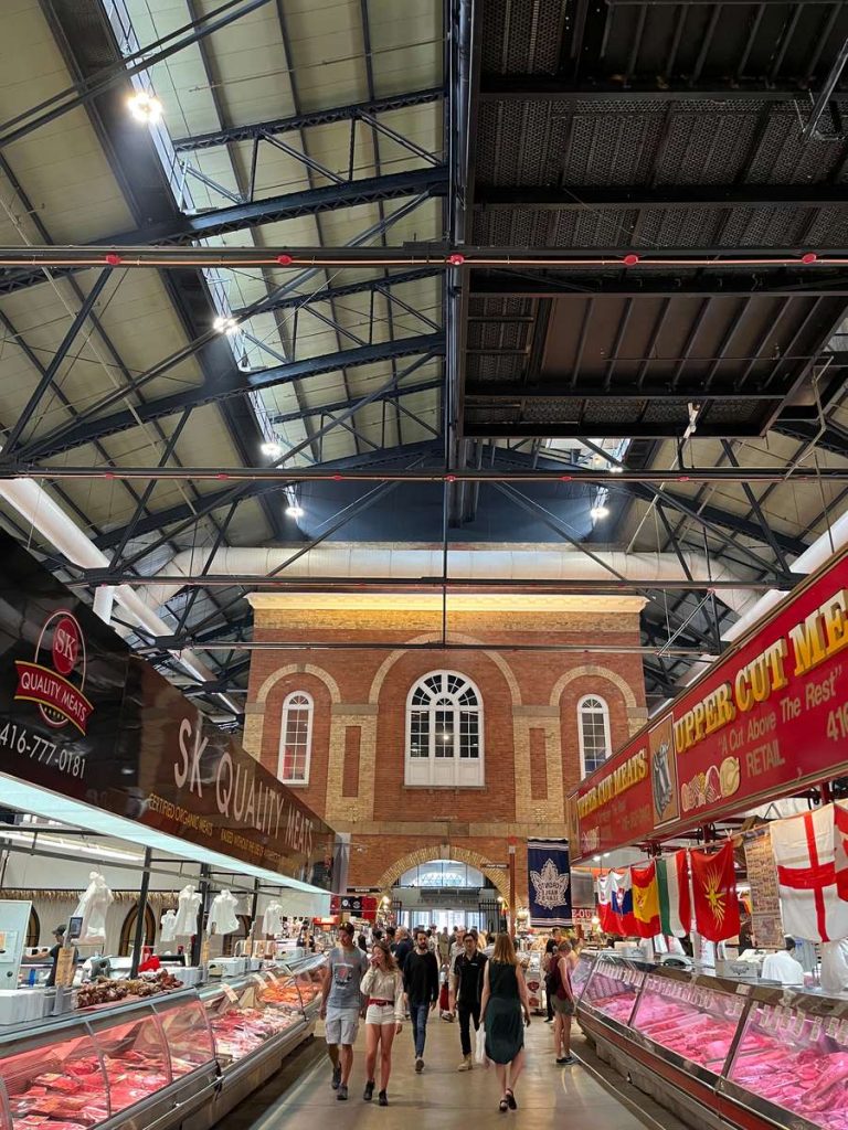 st lawrence market, uma praca de alimentacao internacional em toronto