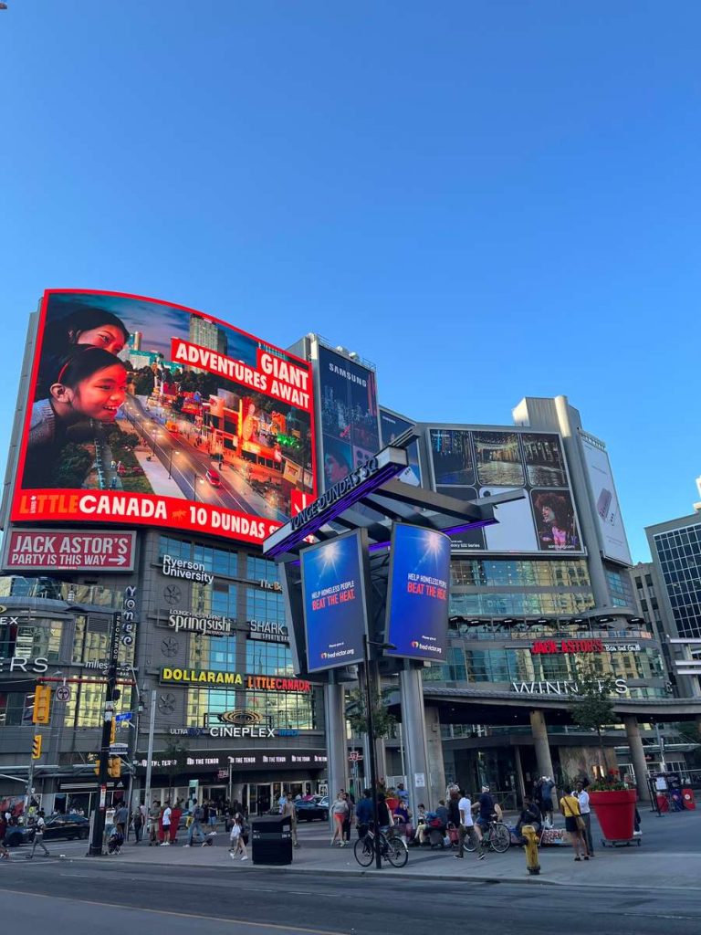 Praca Yonge Dundas no coracao de toronto