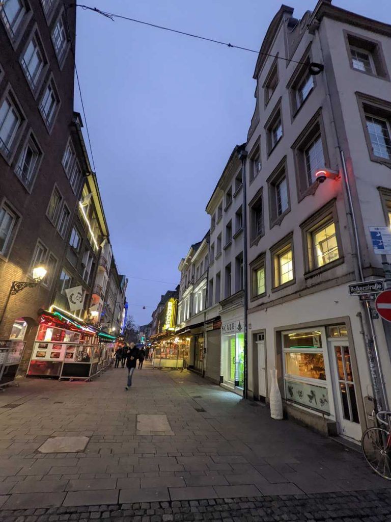 final da bolkerstrasse em dusseldorf, no centro antigo da cidade