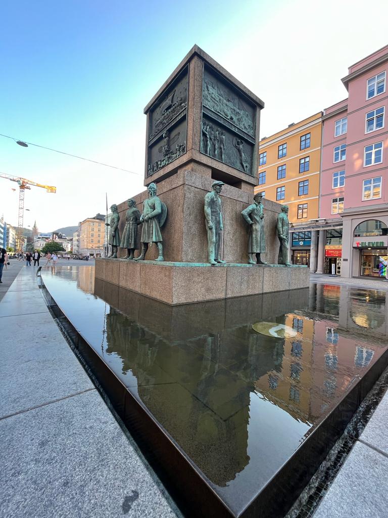 monumento aos navegadores em bergen - noruega