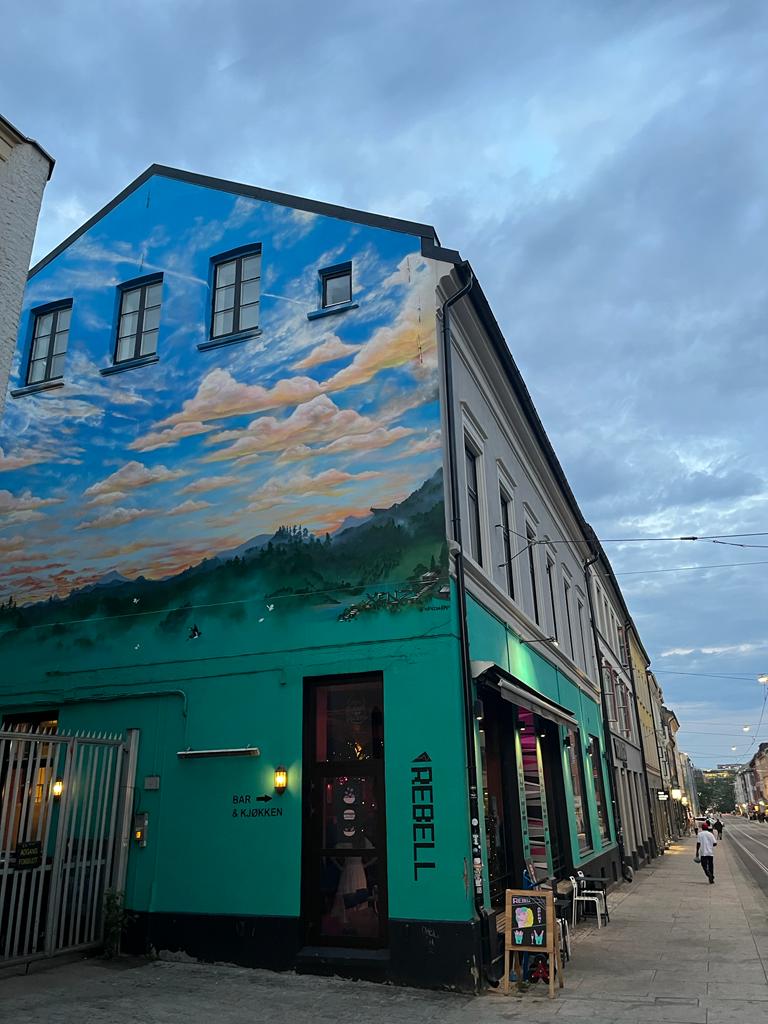 casa colorida no bairro de grünnelokka em oslo