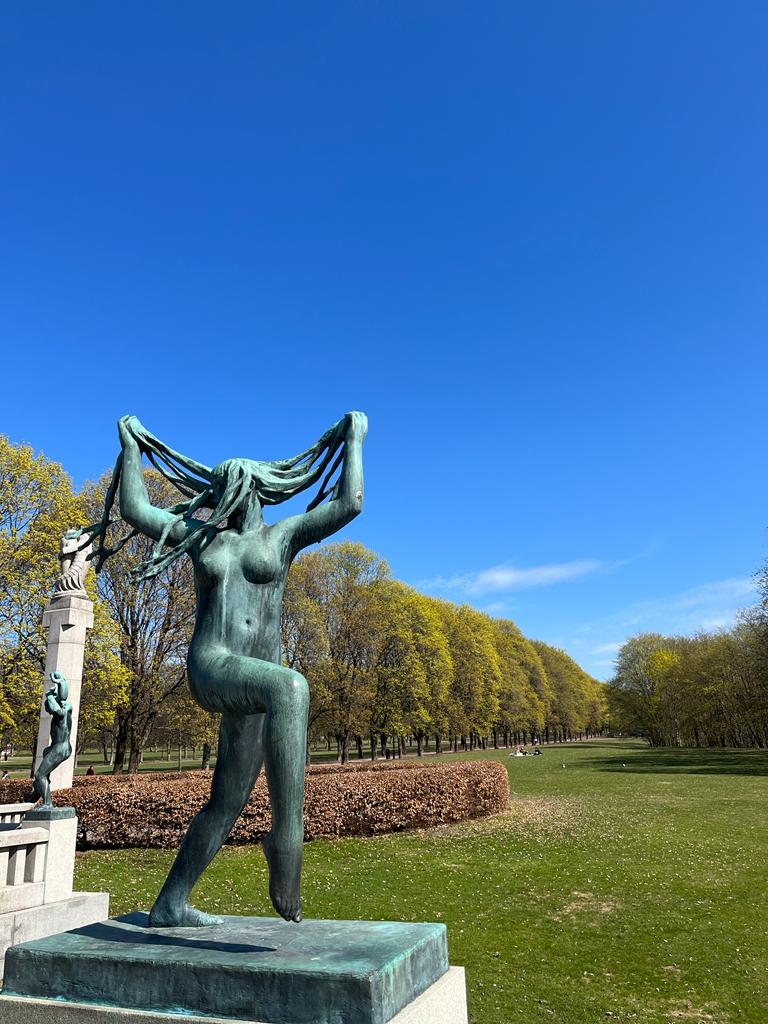 estátua no vigeland park em oslo