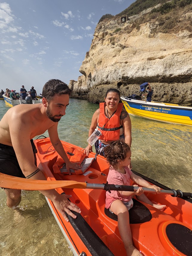 família brinca co caiaque na beira da praia de benagil 