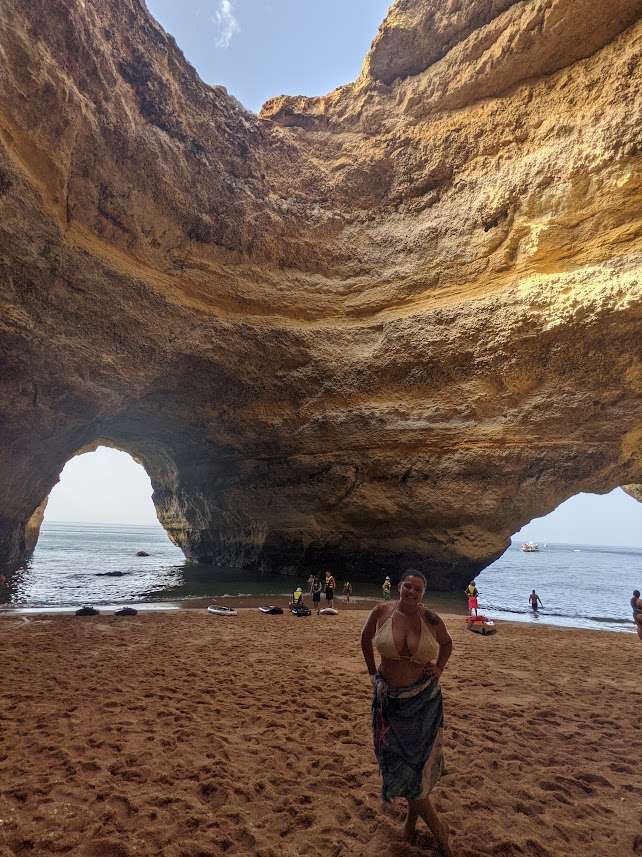 turista nas grutas de benagil